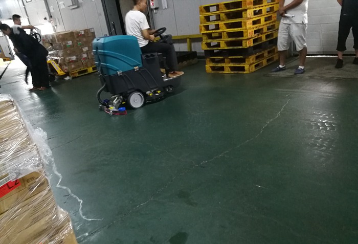 如何保證駕駛式洗地機的使用壽命更長久